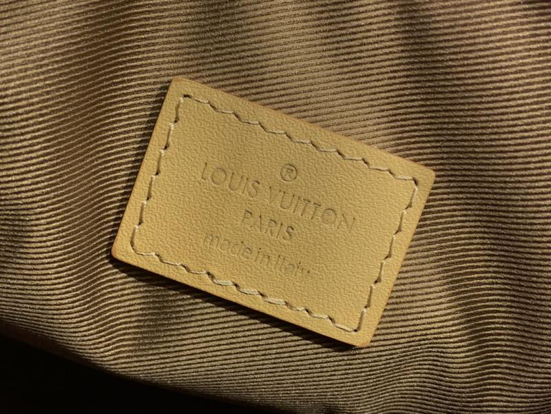 Louis Vuitton Hobo Cargo M12697