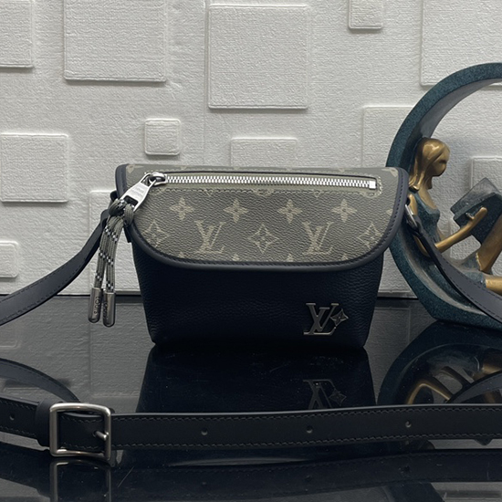 Louis Vuitton Pulse Wearable Wallet M12618