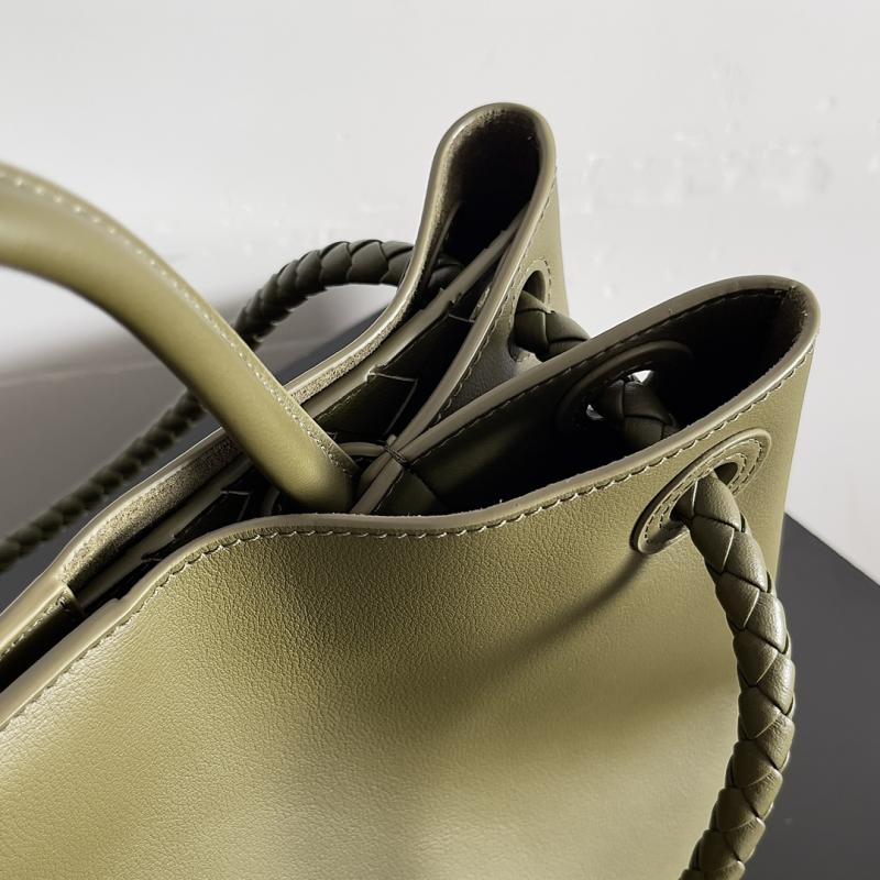 Bottega Veneta Medium Andiamo Oil 810214
