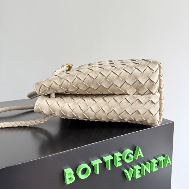Bottega Veneta Medium Andiamo Tote Bag Ecru B743572