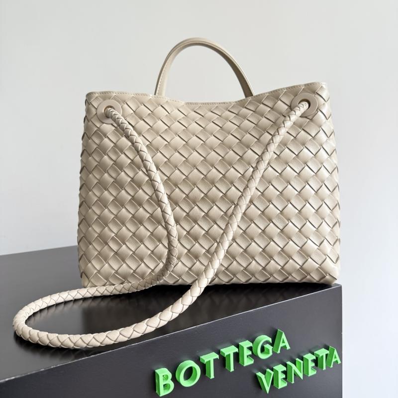 Bottega Veneta Medium Andiamo Tote Bag Ecru B743572