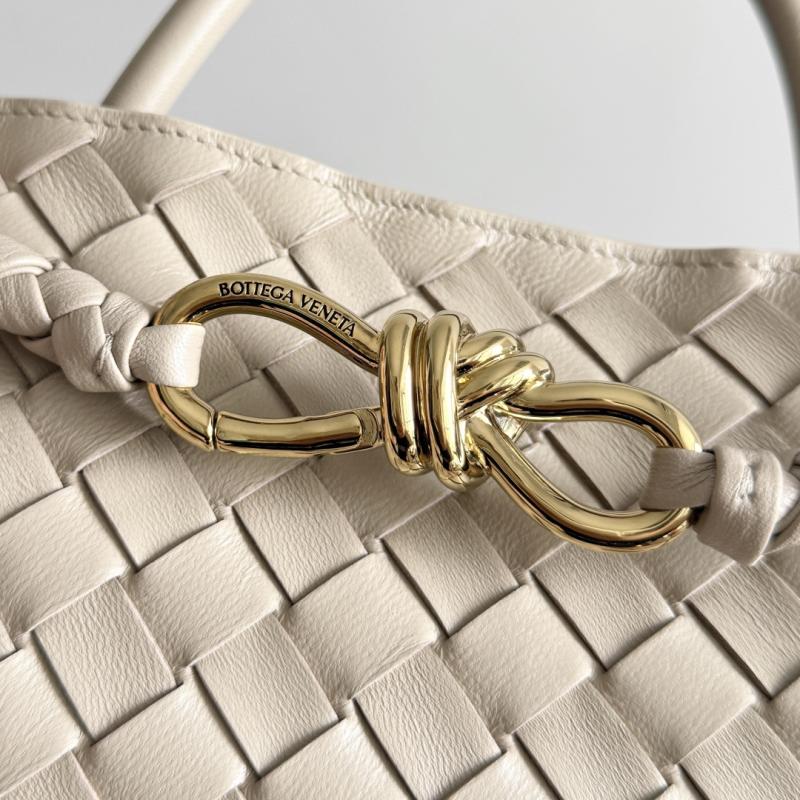 Bottega Veneta Medium Andiamo Tote Bag Ecru B743572