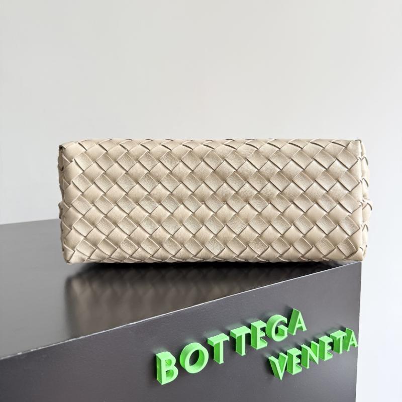 Bottega Veneta Medium Andiamo Tote Bag Ecru B743572