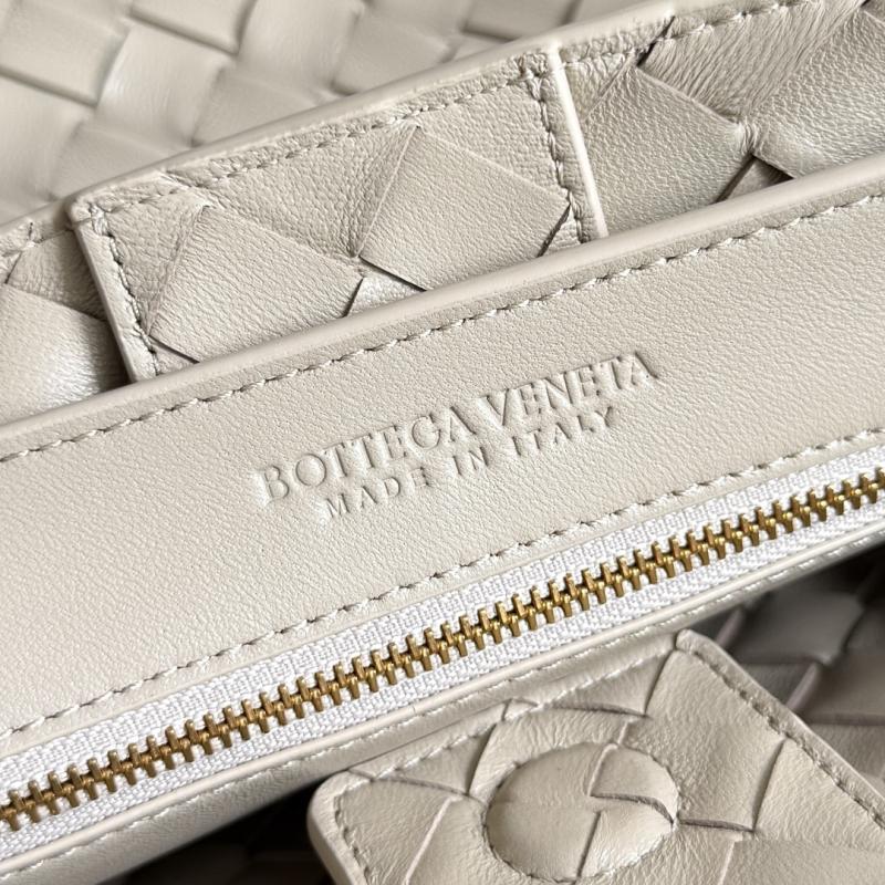 Bottega Veneta Medium Andiamo Tote Bag Ecru B743572