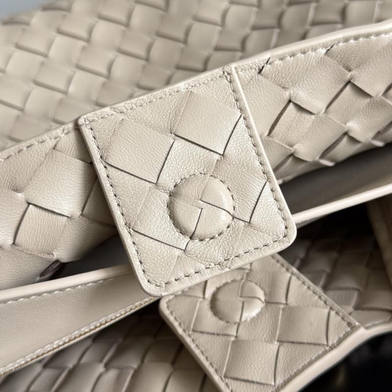 Bottega Veneta Medium Andiamo Tote Bag Ecru B743572