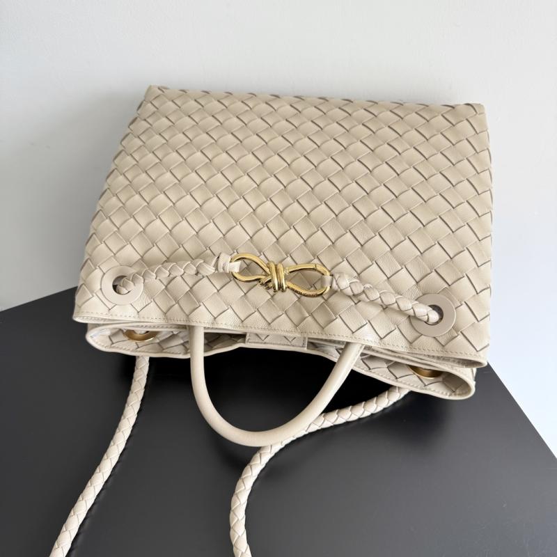 Bottega Veneta Medium Andiamo Tote Bag Ecru B743572