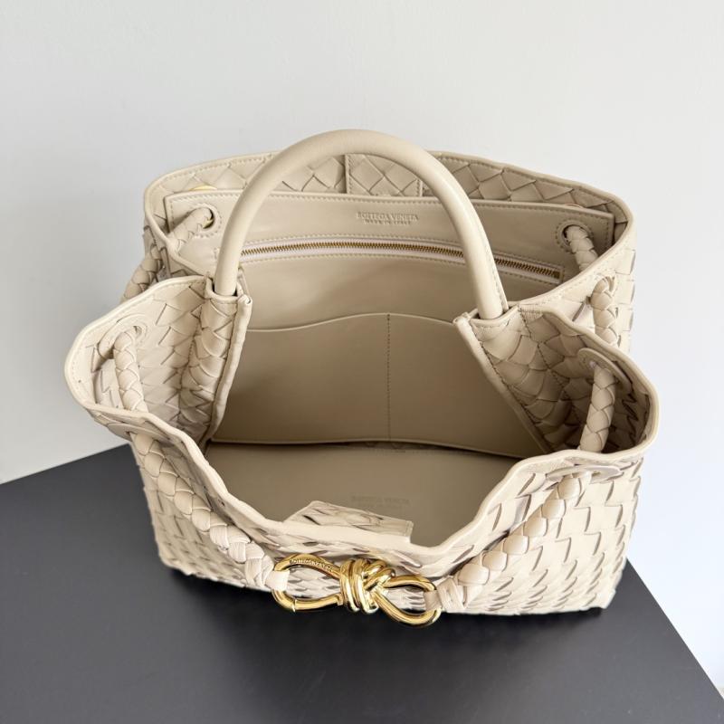 Bottega Veneta Medium Andiamo Tote Bag Ecru B743572