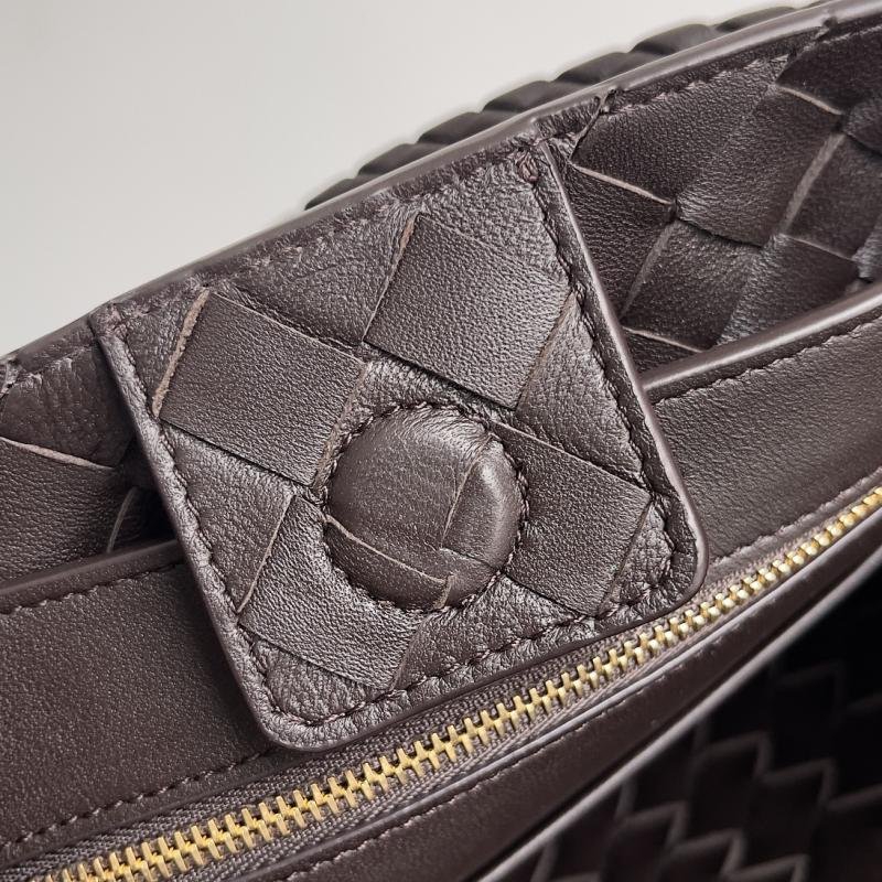 Bottega Veneta Small Andiamo Tote Bag Fondant 743568