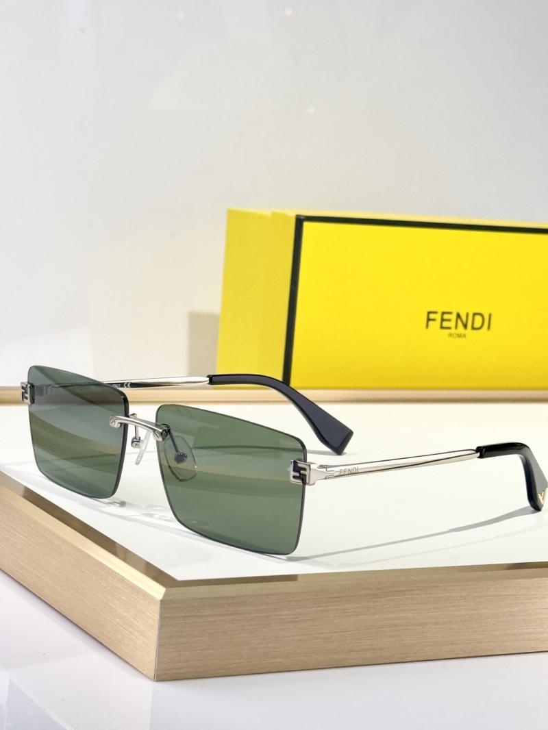 Fendi Sunglasses FE40165U