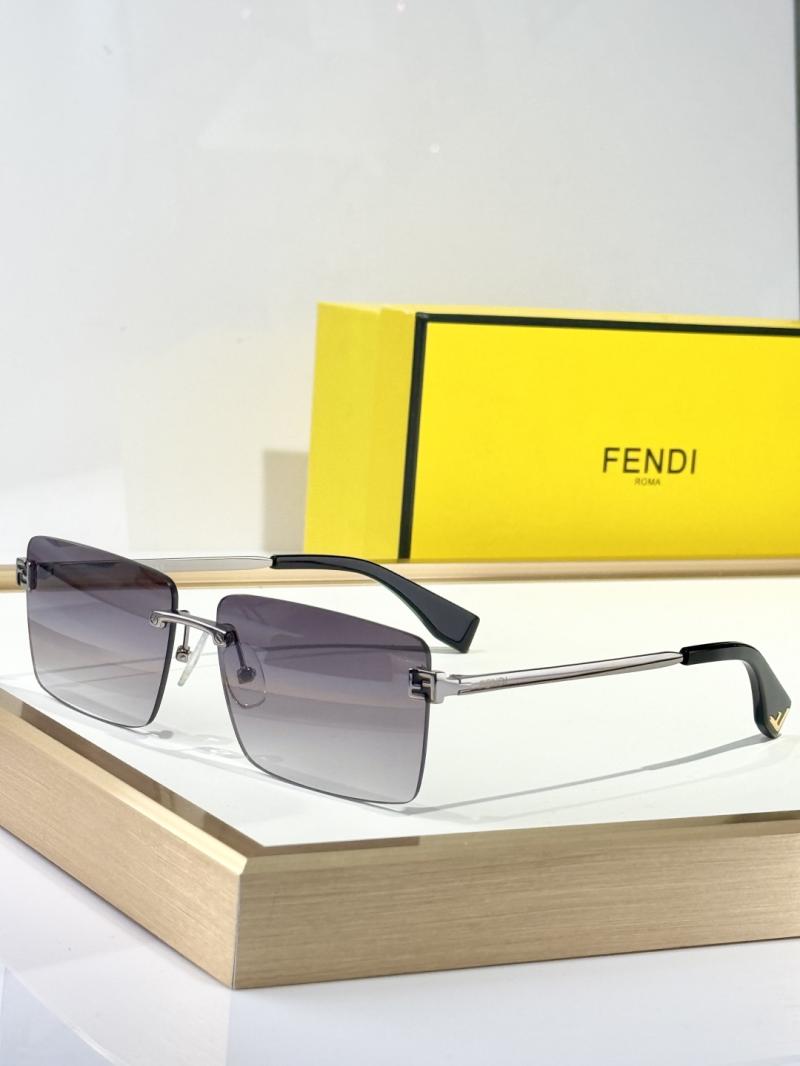 Fendi Sunglasses FE40165U