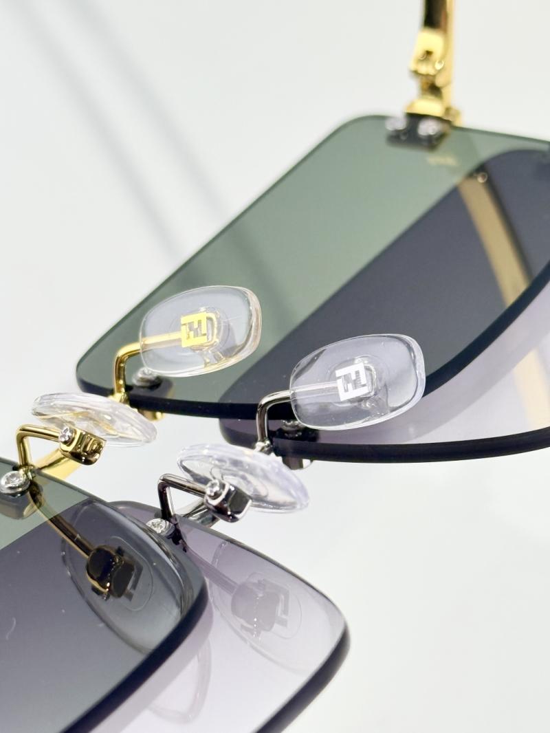 Fendi Sunglasses FE40165U