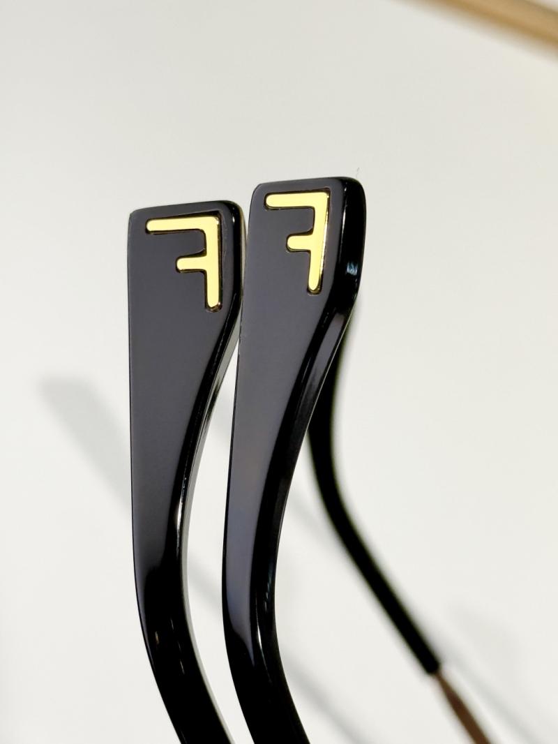 Fendi Sunglasses FE40165U