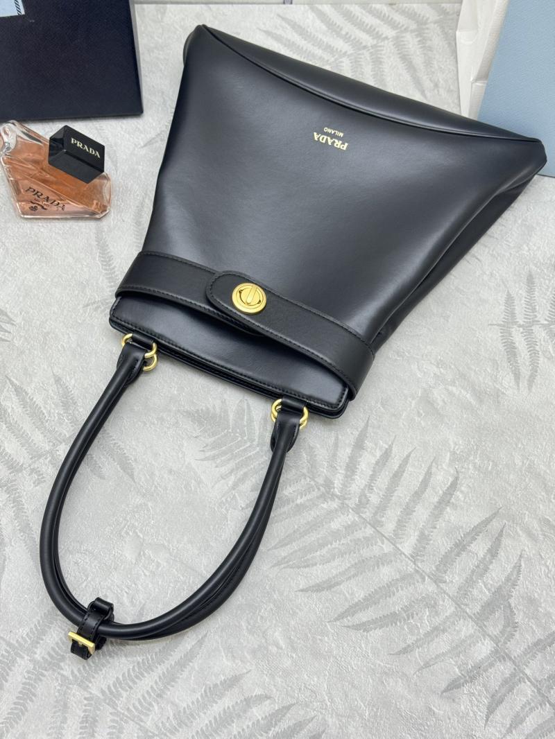 Prada Carey medium leather tote bag Black 1BG567
