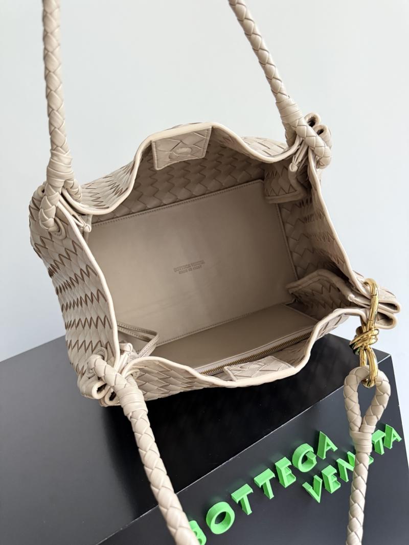 Bottega Veneta Large Parachute Ecru 796571