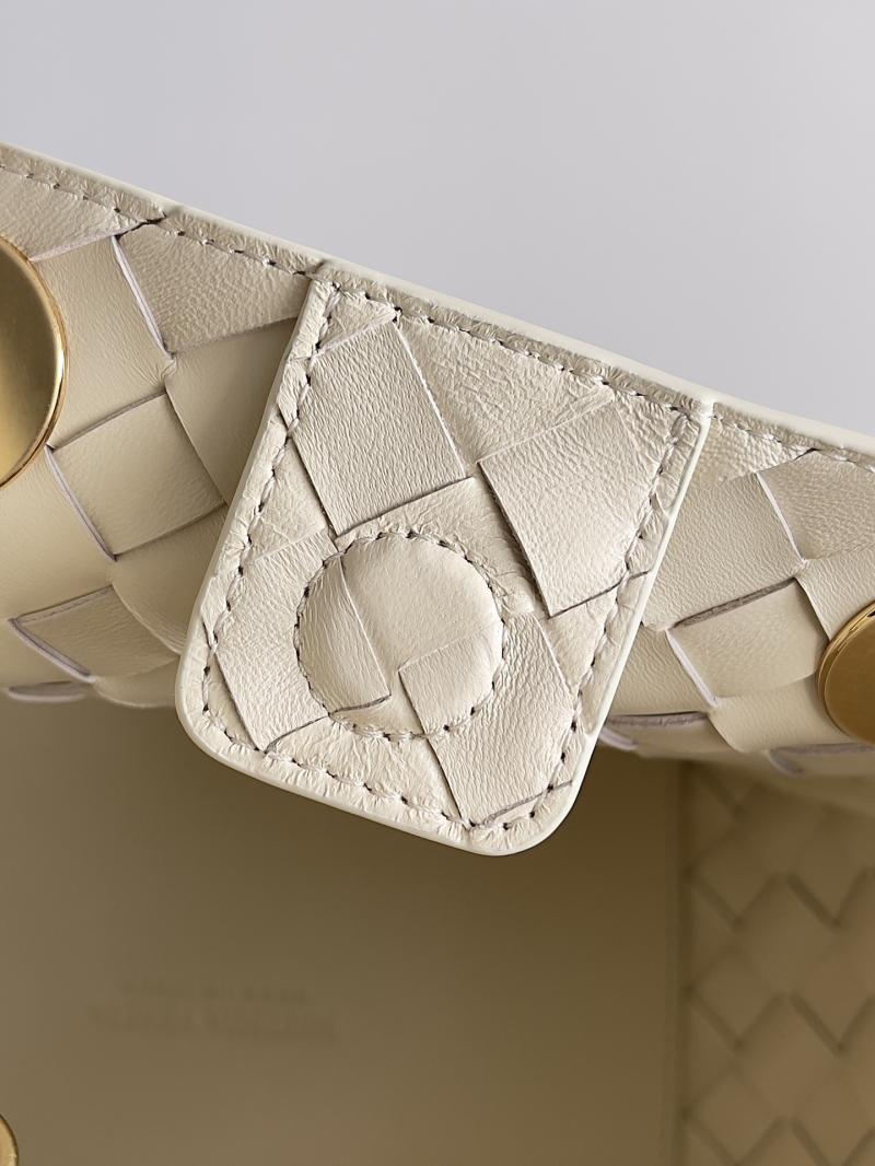 Bottega Veneta Small Parachute Chain Chalk 817175