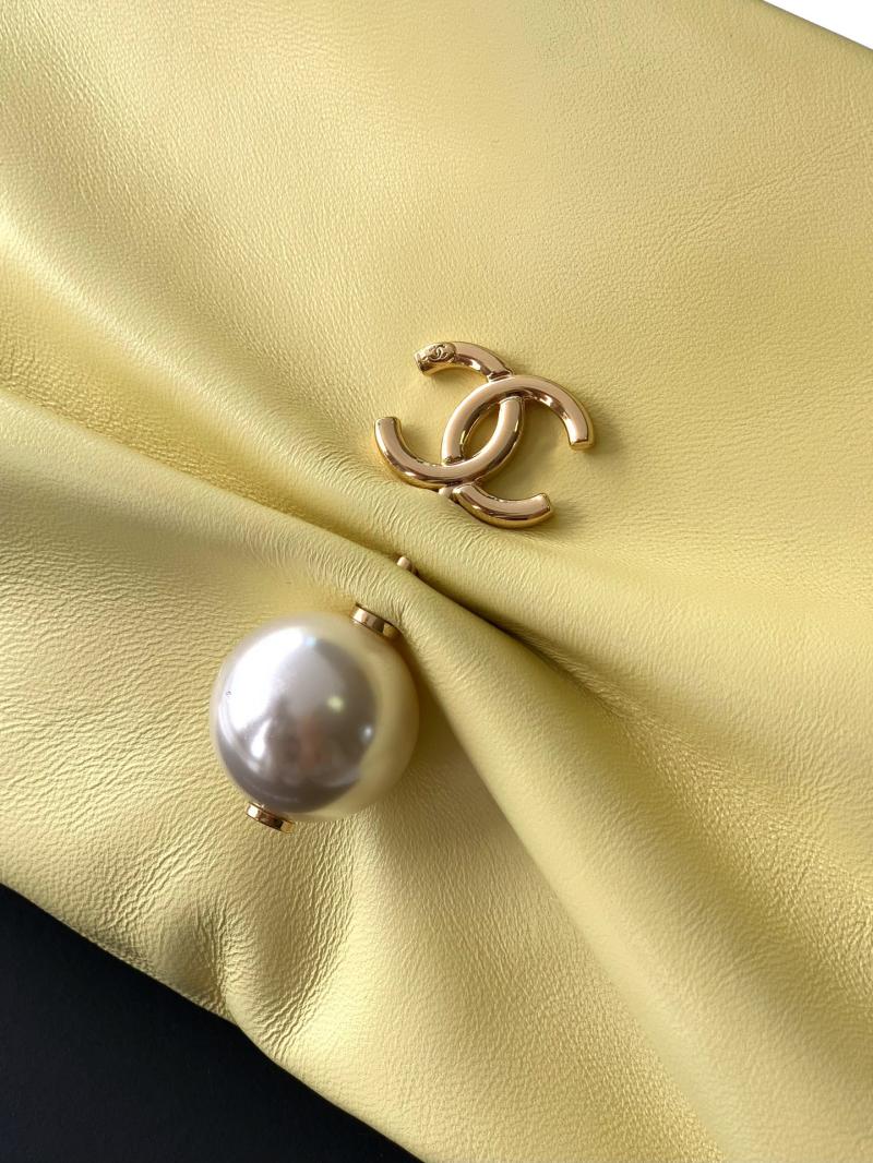 Chanel Clutch With Chain Yellow AP4613
