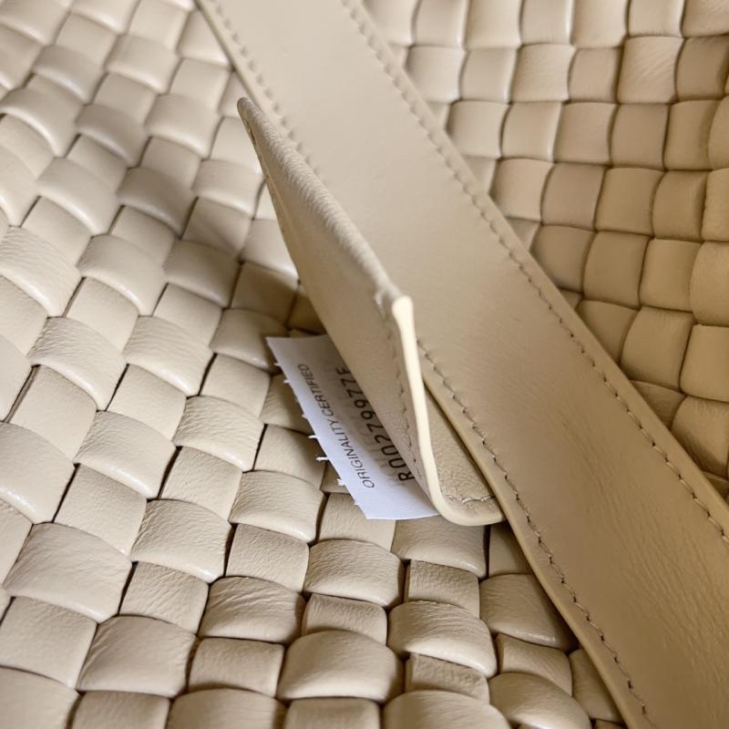 Bottega Veneta Medium Clicker Bag Beige 730969