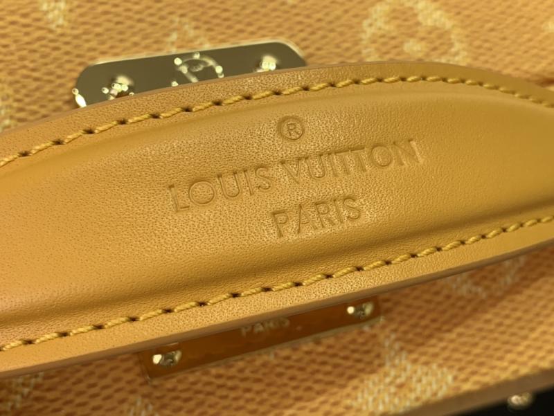 Louis Vuitton Handle Trunk M12458