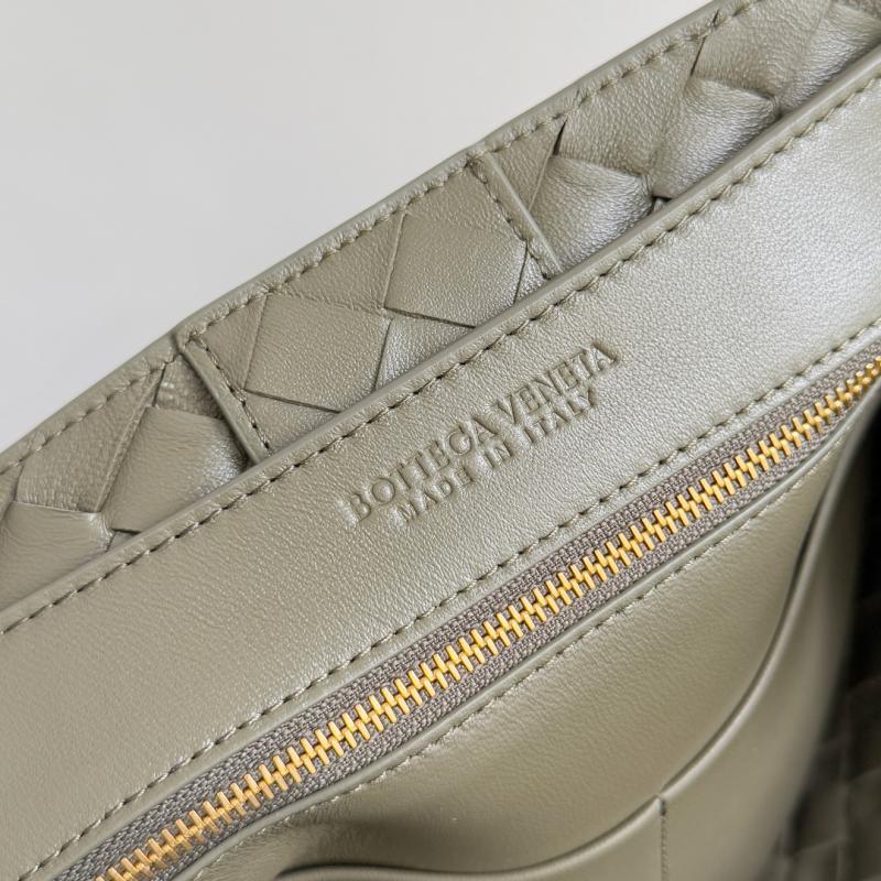 Bottega Veneta Medium Andiamo Tote Bag Cypress B743572