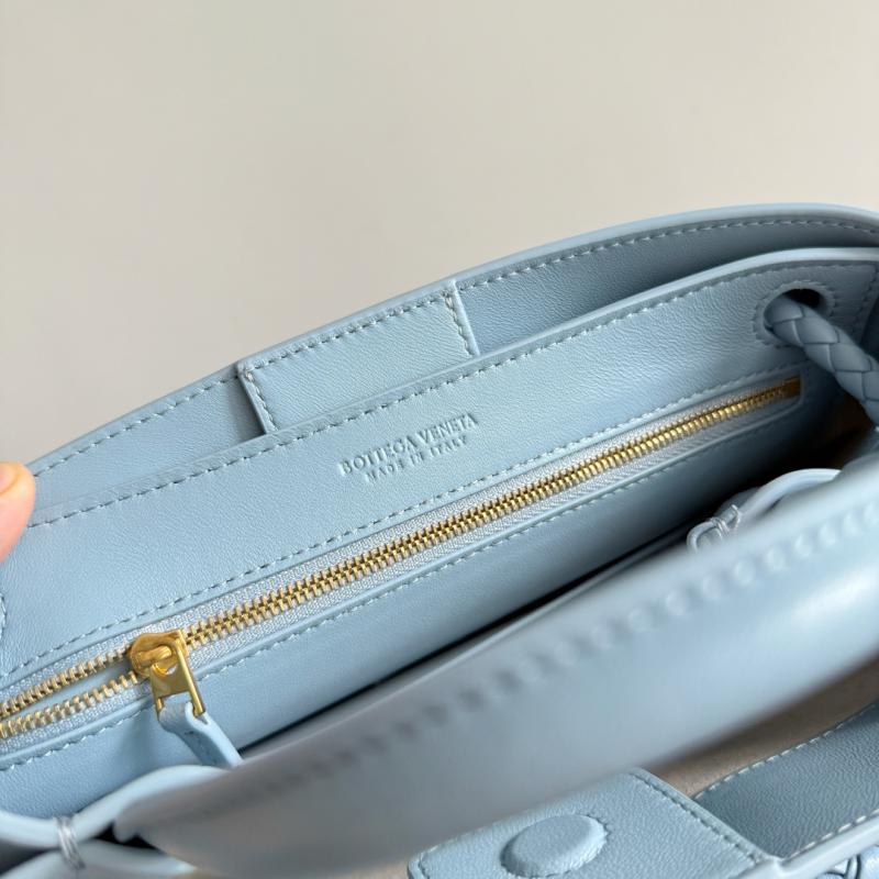 Bottega Veneta Raffia Small Andiamo Ice 827478