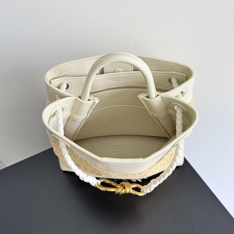Bottega Veneta Raffia Small Andiamo Sea salt 827478