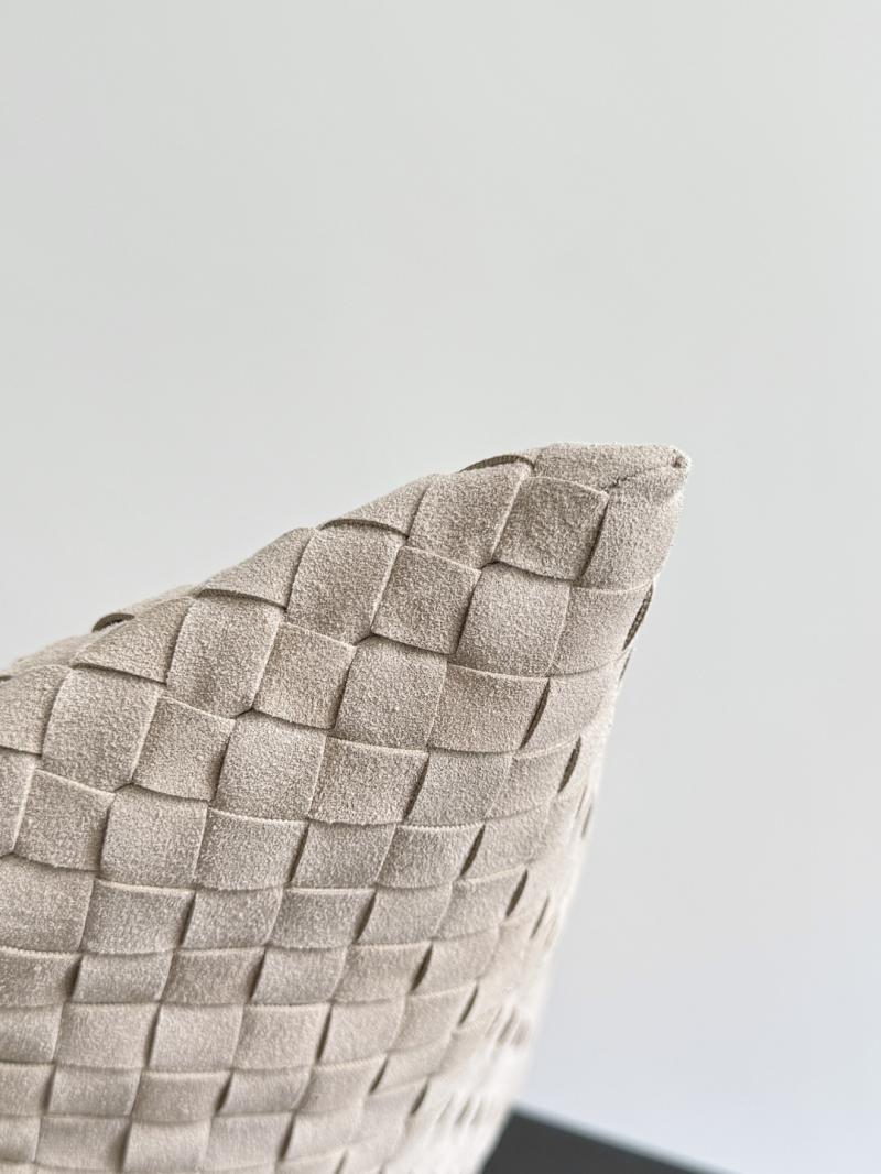 Bottega Veneta Suede Large Hop Ecru 763970