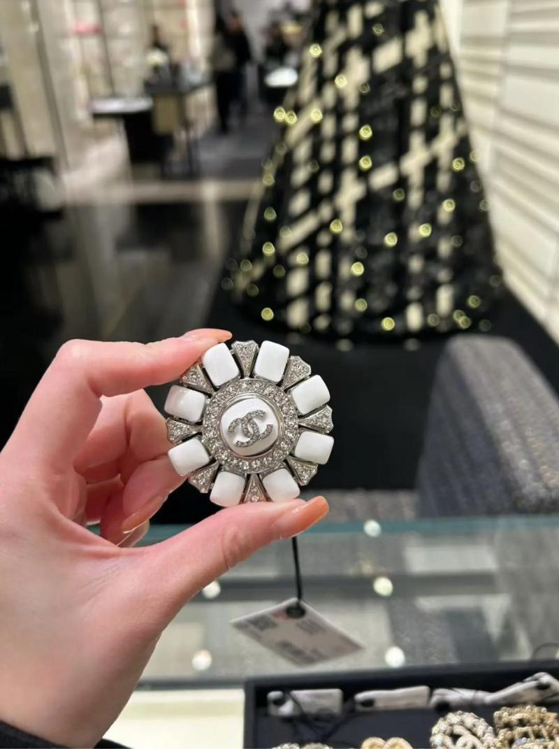 Chanel Brooch YCB81105