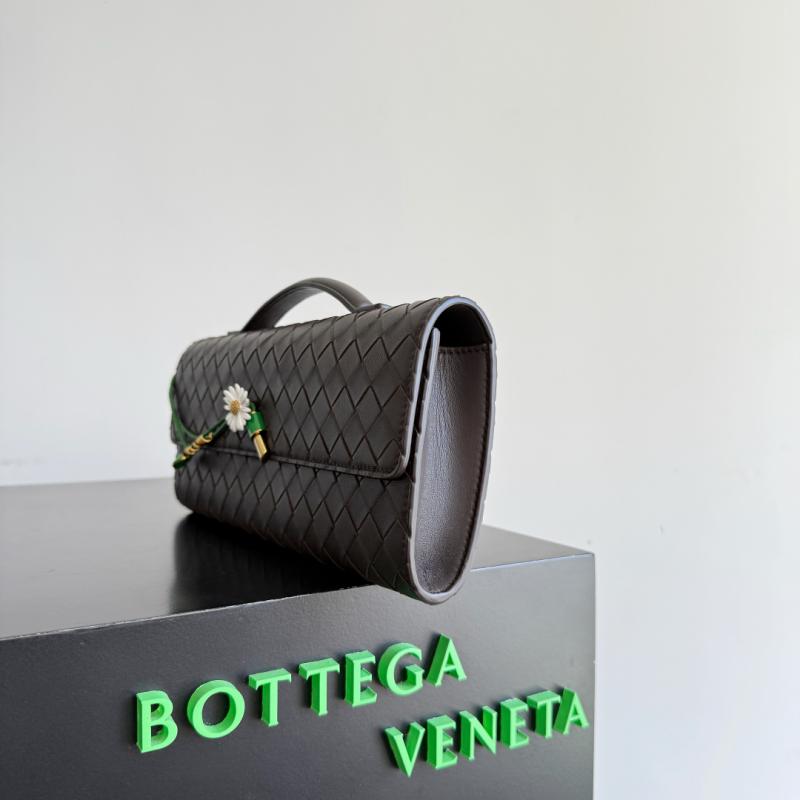 Bottega Veneta Andiamo Clutch Fondant 836810