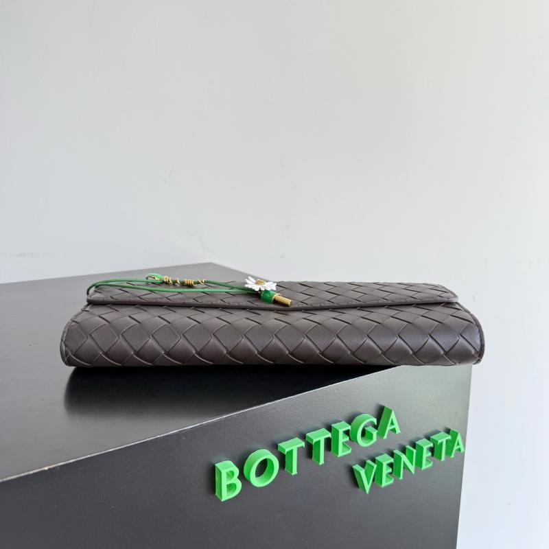 Bottega Veneta Andiamo Clutch Fondant 836810