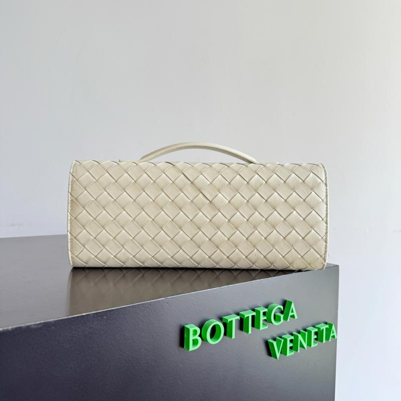 Bottega Veneta Andiamo Clutch Sea Salt 836810