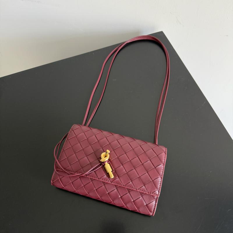Bottega Veneta Andiamo Pouch Barolo 836940