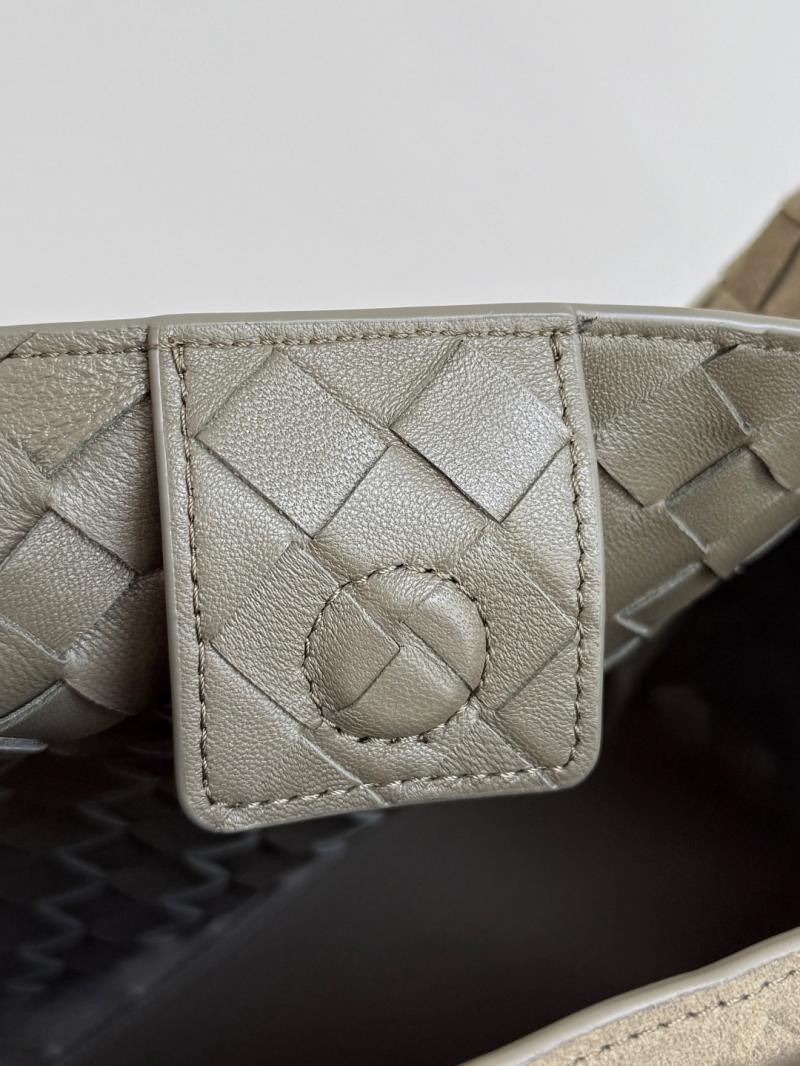 Bottega Veneta Large Suede Parachute Cypress 796571