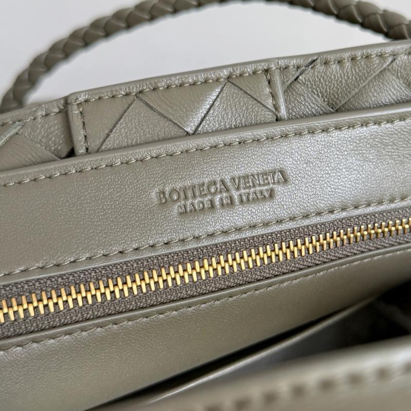 Bottega Veneta Suede Small Andiamo Cypress 743568
