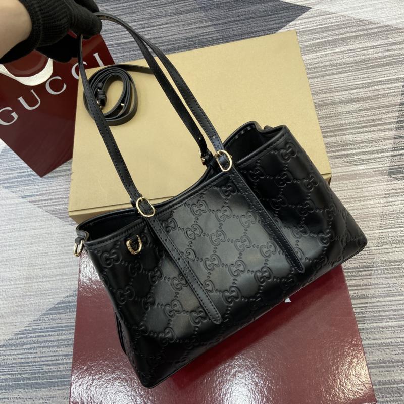 Gucci GG Emblem Leather medium tote bag 815214
