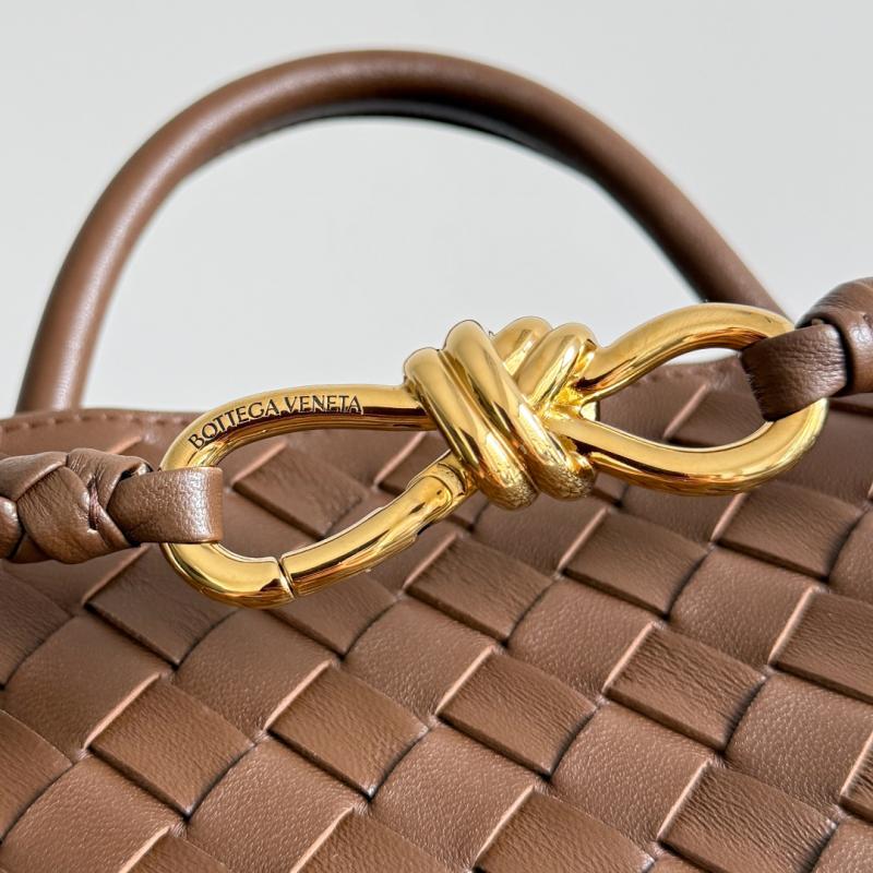 Bottega Veneta Medium Andiamo Tote Bag Nocciola B743572