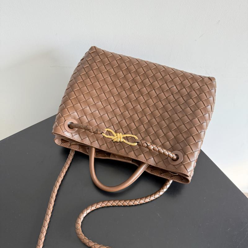 Bottega Veneta Medium Andiamo Tote Bag Nocciola B743572