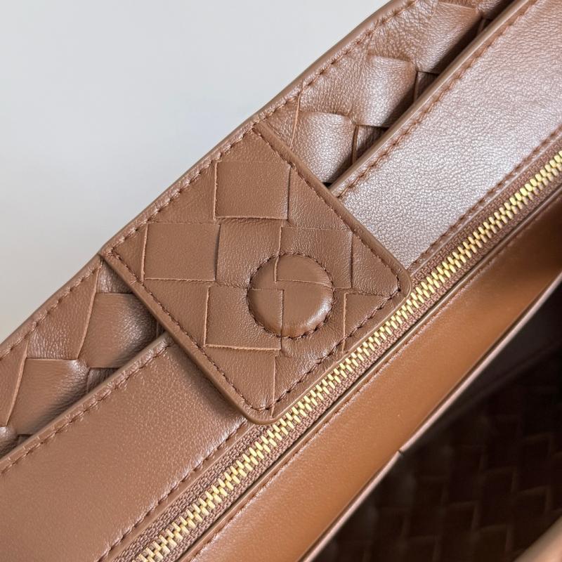 Bottega Veneta Medium Andiamo Tote Bag Nocciola B743572