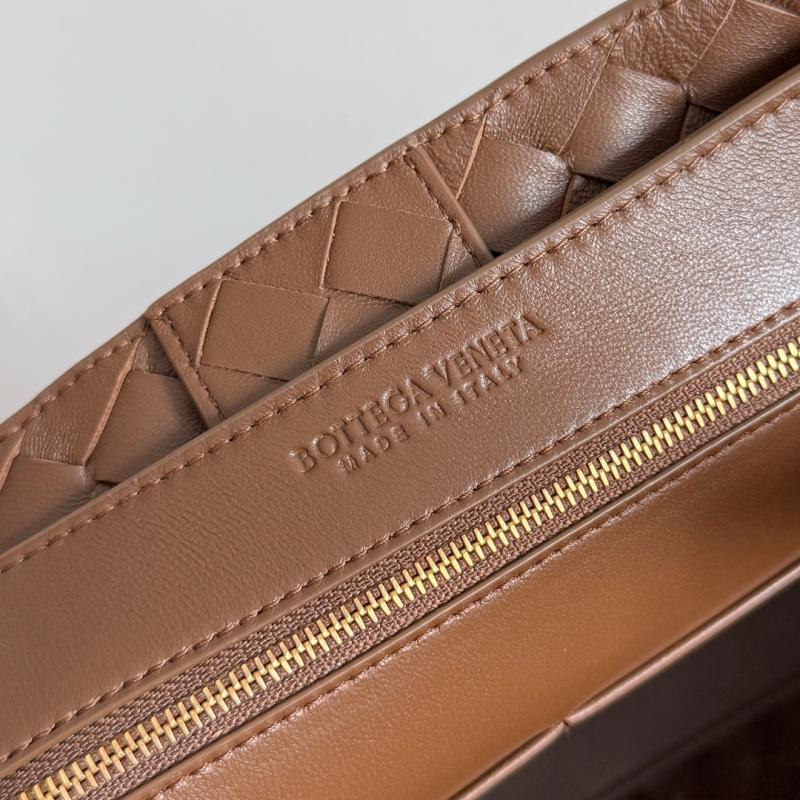 Bottega Veneta Medium Andiamo Tote Bag Nocciola B743572
