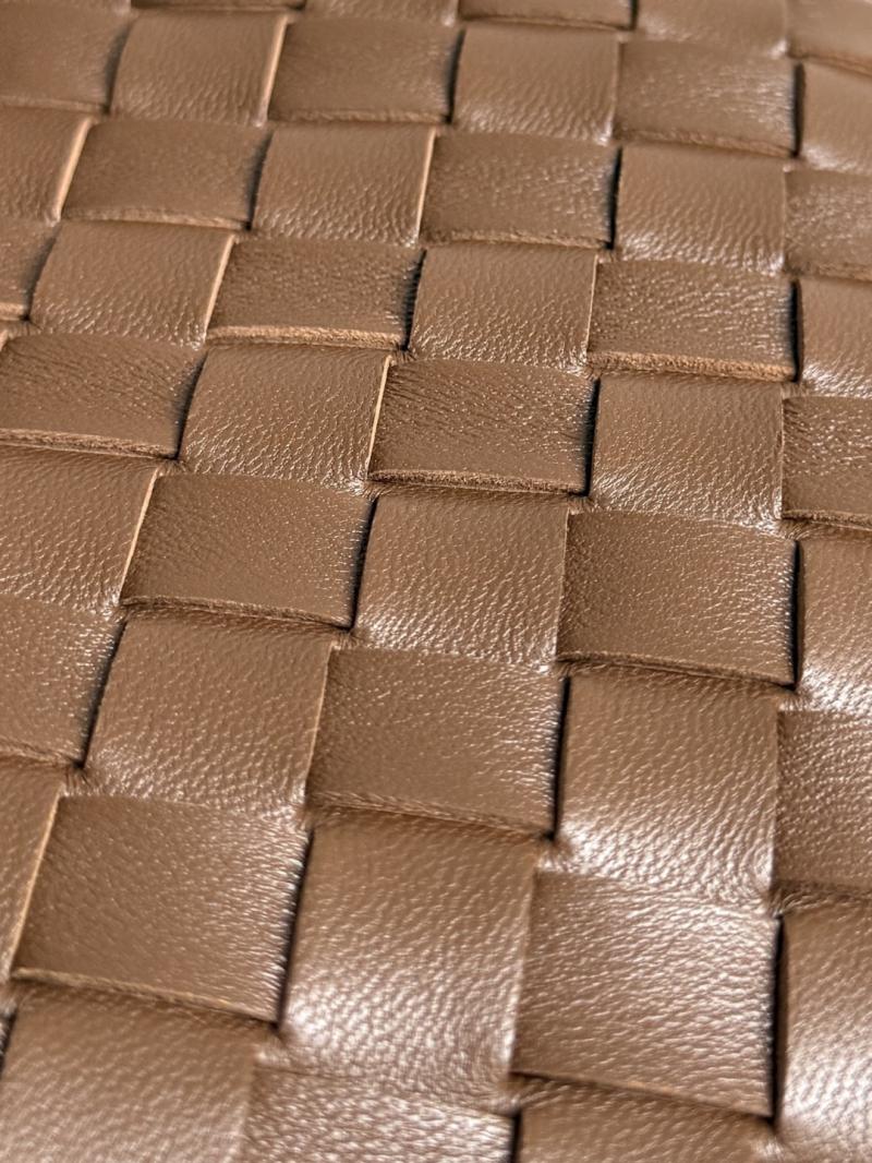 Bottega Veneta Medium Andiamo Tote Bag Nocciola B743572