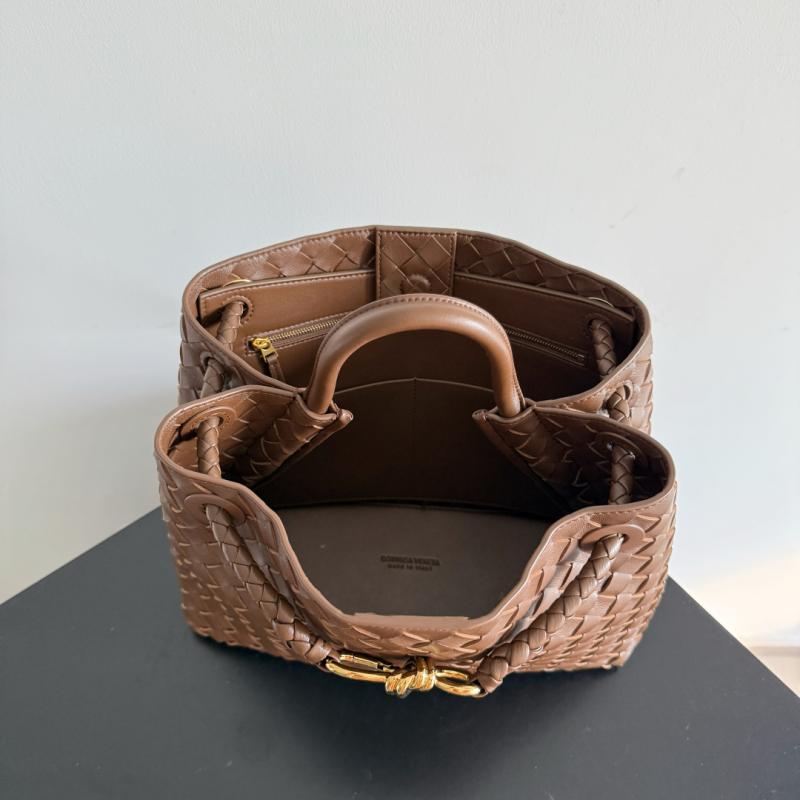 Bottega Veneta Medium Andiamo Tote Bag Nocciola B743572