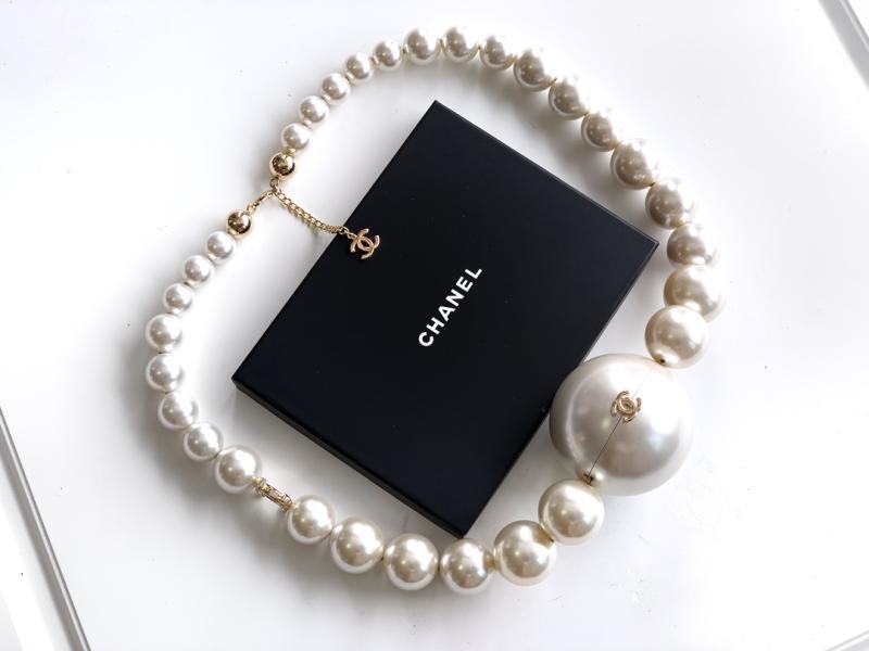 Chanel Pearl Necklace Minaudiere AS5860