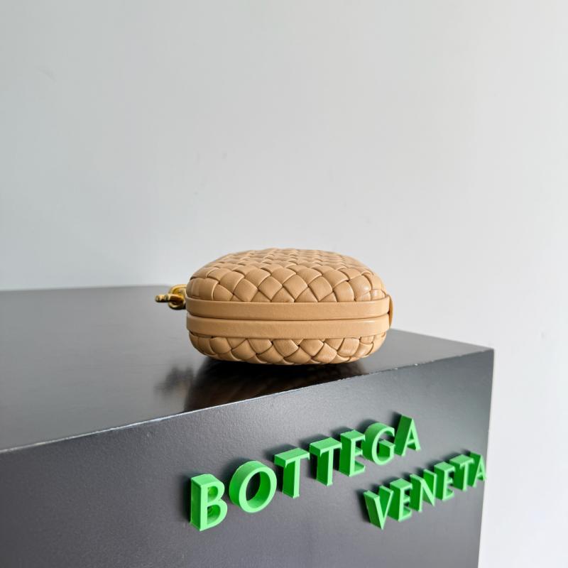 Bottega Veneta Classic Knot Clutch Almond B717622