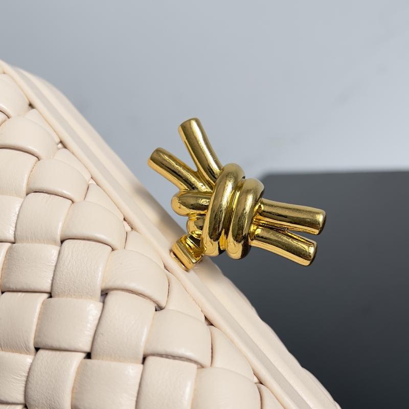 Bottega Veneta Classic Knot Clutch Cantaloupe B717622