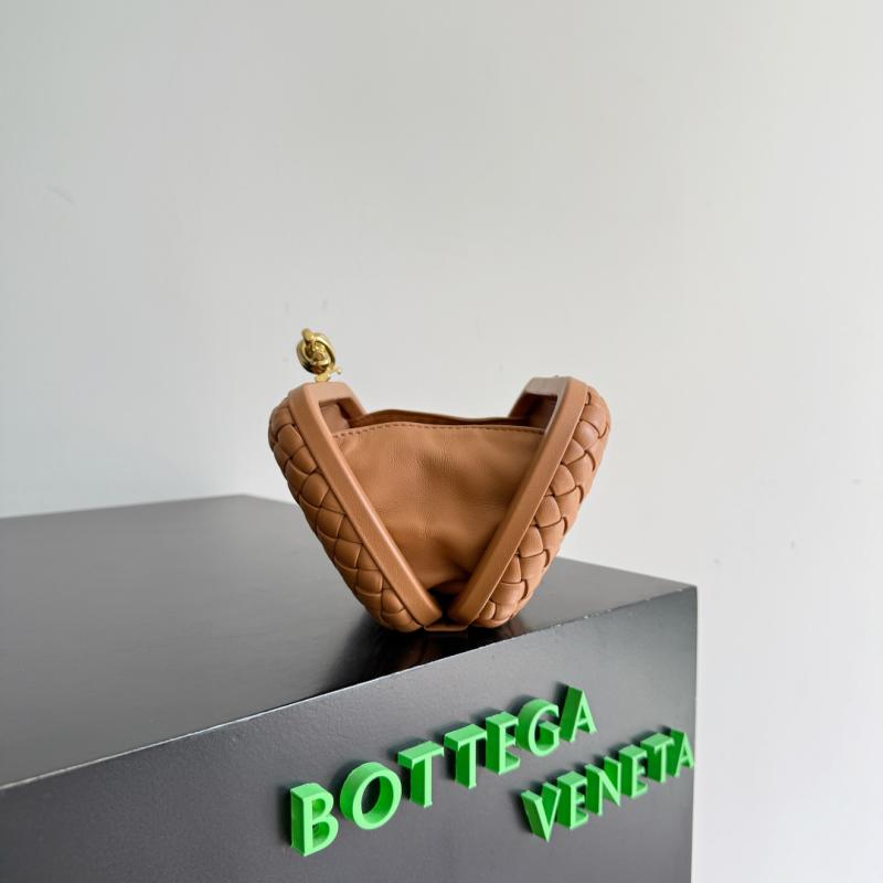 Bottega Veneta Classic Knot Clutch Caramel B717622