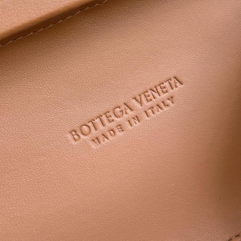 Bottega Veneta Classic Knot Clutch Caramel B717622