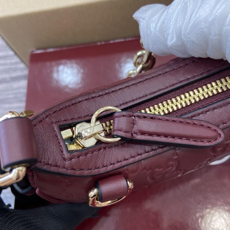 Gucci GG Emblem mini shoulder bag Red 847091