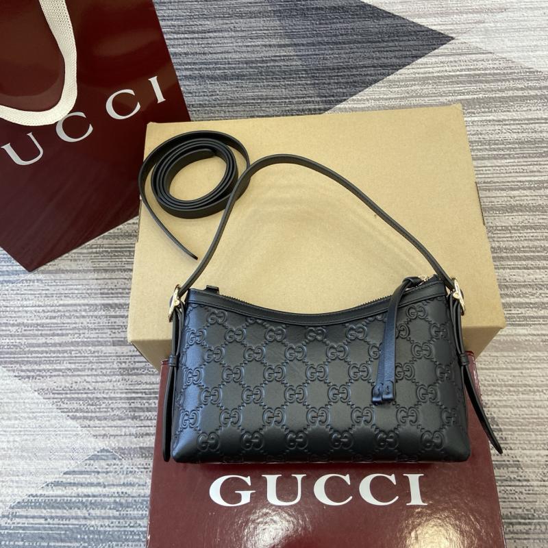 Gucci GG Emblem small shoulder bag 847450 Black