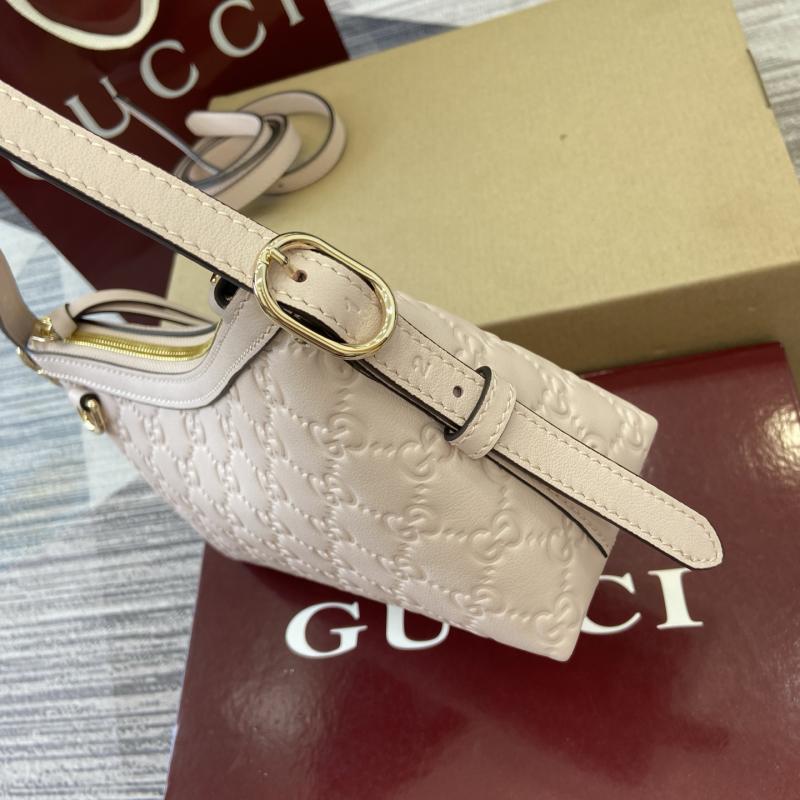 Gucci GG Emblem small shoulder bag Pink 847450