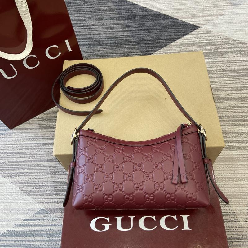 Gucci GG Emblem small shoulder bag Red 847450