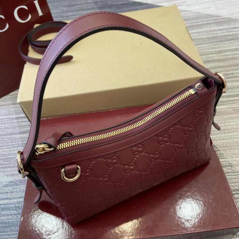 Gucci GG Emblem small shoulder bag Red 847450